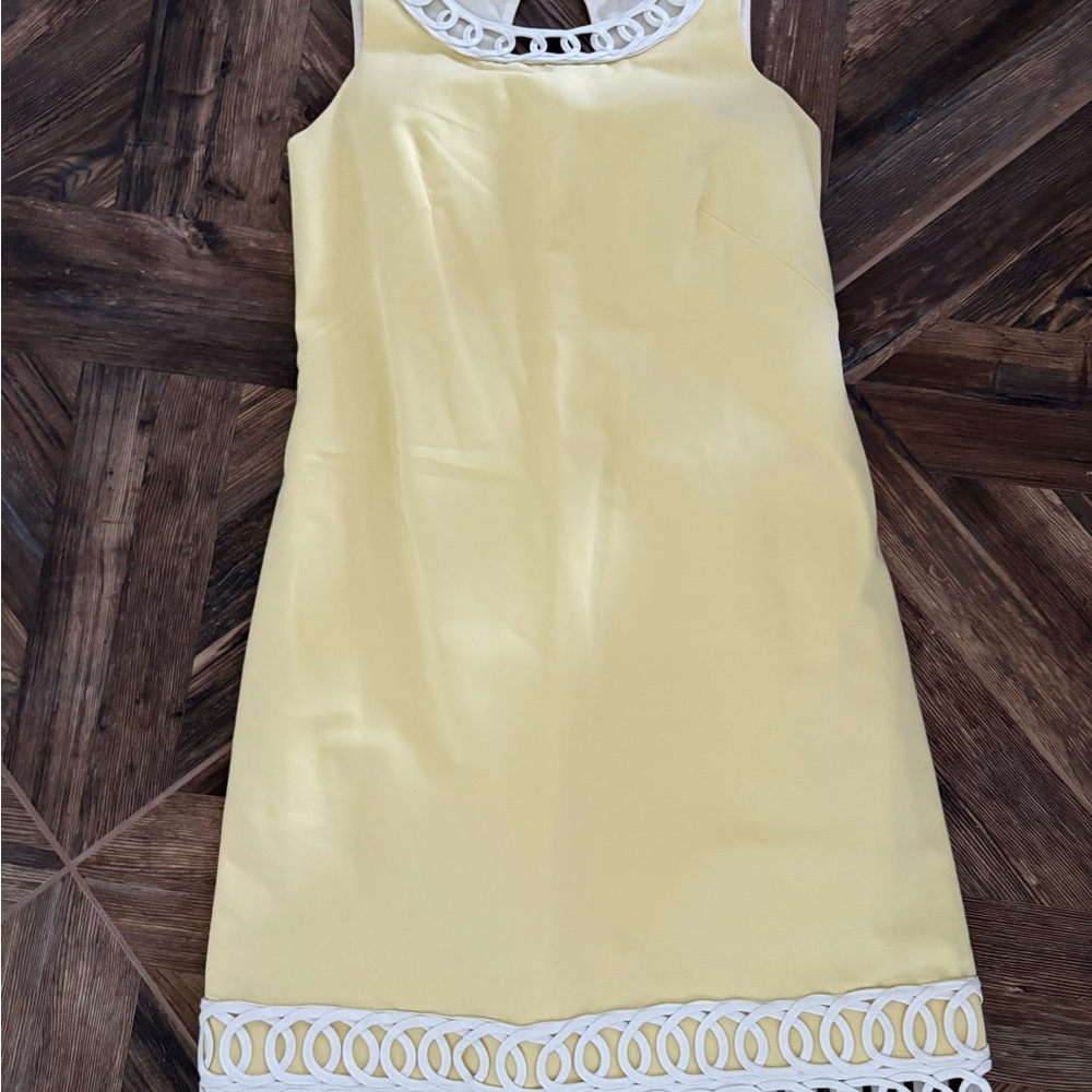 Lilly Pulitzer Elegant Yellow Sleeveless Dress with White Circular Trim Size 6